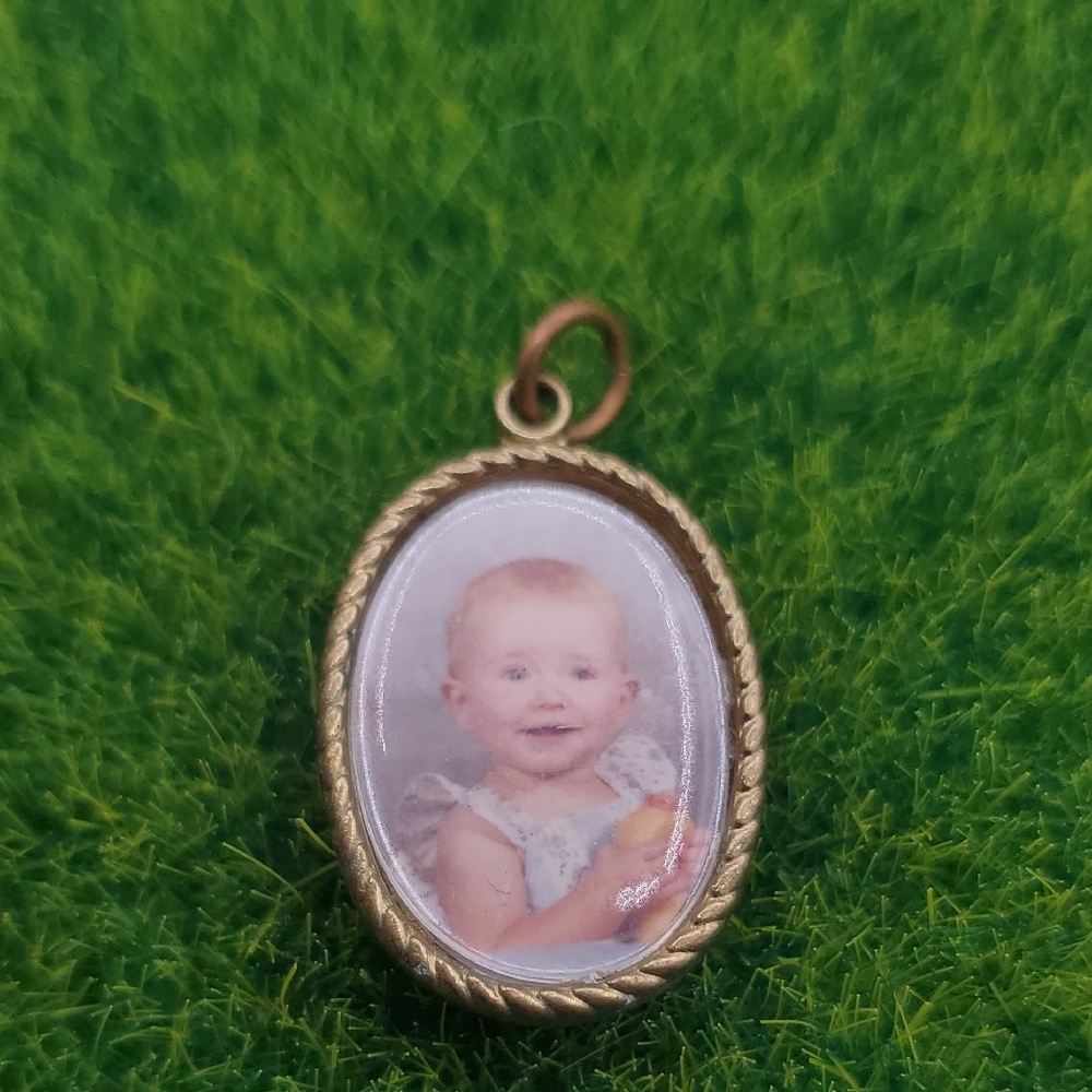 Portrait Pendant Heirloom P318
